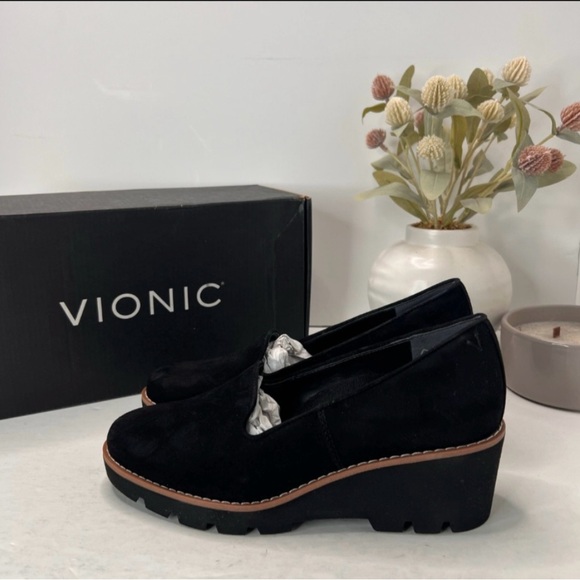 Vionic Women's Black Suede Shoes 9.5 - Picture 3 of 4